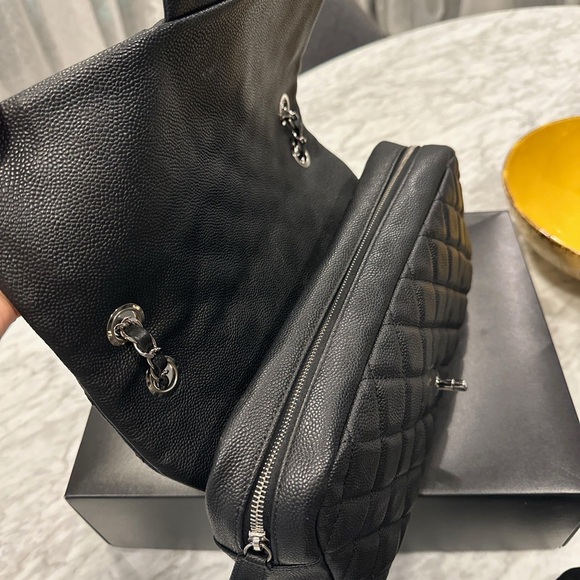 Chanel Easy Caviar Single Flap Bag in Black - Picture 5 of 14